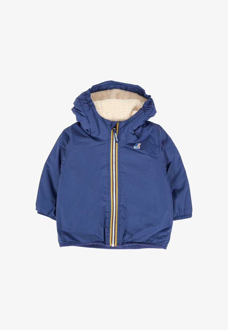 Niebieska zimowa kurtka dla dzieci z kapturem, beżowym polarem w środku, elastycznymi mankietami i zamkiem błyskawicznym z przodu, ozdobiona żółtymi, białymi i czerwonymi paskami.