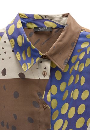 Koszula z kołnierzykiem z mieszanką brązowych, niebieskich i zielonych wzorów w owalne kształty. Miękka tkanina z zapięciem na guzik i wyraźnymi detalami w szyciu.