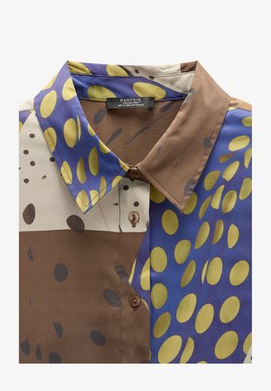 Koszula z kołnierzykiem z mieszanką brązowych, niebieskich i zielonych wzorów w owalne kształty. Miękka tkanina z zapięciem na guzik i wyraźnymi detalami w szyciu.