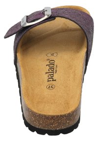 Fioletowe sandały z teksturowaną wkładką na stopę, ze srebrną klamrą, korkową podeszwą i miękkim brązowym wnętrzem, zaprojektowane z myślą o komforcie i wsparciu.