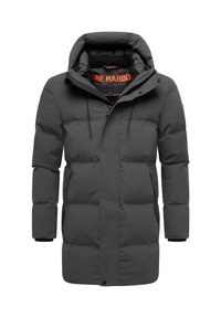 Parka acolchada gris con cuello alto, capucha ajustable con cordón, cierre frontal con cremallera y bolsillos laterales. Presenta puños negros y un logo en el interior.