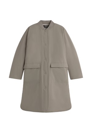 Abrigo largo de color beige claro, hecho de una tela suave, con un escote redondo, botones a presión en la parte delantera y dos grandes bolsillos frontales.