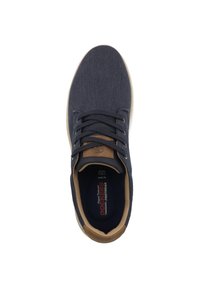 Marineblaues Segeltuch-Sneaker mit braunen Lederelementen, Schnürdesign, Gummisohle und kontrastierenden Nähten. Markenlogo auf der Innensohle sichtbar.