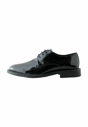 Schwarzer, glänzender Leder-Herrenschuh mit Schnürung und niedrigem Absatz, seitlich auf weißem Hintergrund betrachtet.
