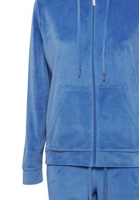 Blå velour zip-up hoodie med snoretræk i hætten, to frontlommer og mansjetterede ærmer. Glat tekstur, afslappet design.