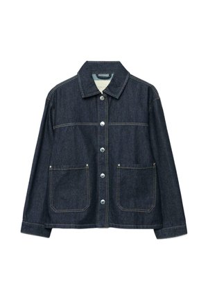 Granatowa kurtka dżinsowa z metalowymi, srebrnymi zatrzaskami z przodu, dwoma naszywanymi kieszeniami na przodzie i prostym kołnierzem.