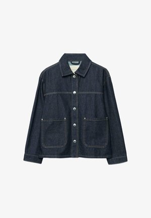 Granatowa kurtka dżinsowa z metalowymi, srebrnymi zatrzaskami z przodu, dwoma naszywanymi kieszeniami na przodzie i prostym kołnierzem.