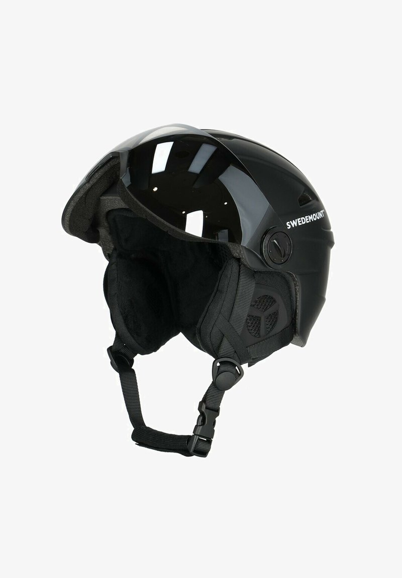 Sort skihjelm med en blank overflade, polstret inderside, justerbare stropper og ventilerede ørebeskyttere; har logo på siden.