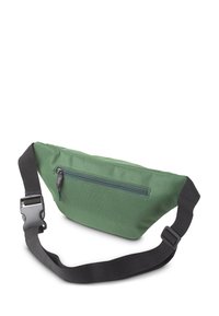 Riñonera de tela verde con un acabado texturizado, bolsillo frontal con cremallera, correa negra ajustable y forma rectangular.