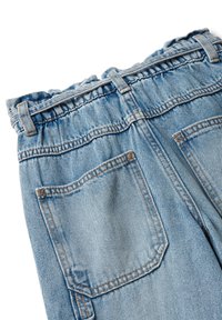 Pantalones de mezclilla azul claro con una cinturilla fruncida, que presentan dos bolsillos traseros y costuras visibles. La textura parece ligeramente desgastada.