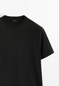 Zwart t-shirt met een ronde hals en korte mouwen. Gemaakt van gladde stof, met een eenvoudig, minimalistisch ontwerp zonder zichtbare patronen.