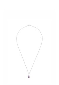 Silver halsband med en tunn, vriden kedja och en droppformad hängande dekoration med en lila ädelsten i mitten.