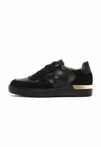 Baskets noires avec un mélange de cuir lisse et de daim, design à lacets, col rembourré, semelle noire et accent doré au niveau du talon.