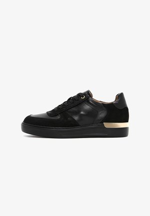 Sneaker nero con un mix di pelle liscia e camoscio, design con lacci, colletto imbottito, suola nera e dettaglio dorato sul tallone.