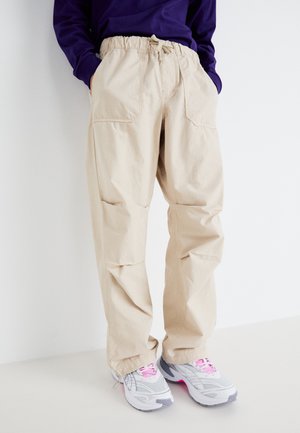 Selected Homme SLHLOOSE-NEW PARACHUTE PANT  - Trousers - pumice stone