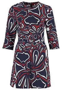 Robe colorée avec imprimé floral et géométrique abstrait rouge, marine et blanc, manches trois-quarts et encolure ronde.