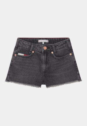 Czarne szorty jeansowe z postrzępionymi krawędziami, przednimi kieszeniami, miedzianymi guzikami i małym detalem flagi Tommy Hilfiger na kieszeni.