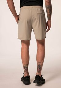 Beige shorts van lichtgewicht stof, met een elastische tailleband en een achterzak. De zoom is recht en eindigt boven de knie.