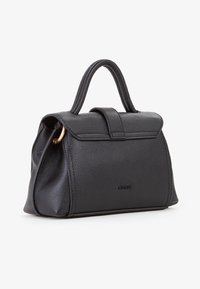 Borsa a tracolla in pelle nera texture con manico superiore, chiusura a pattina e dettagli in oro sottile sull'anello laterale.