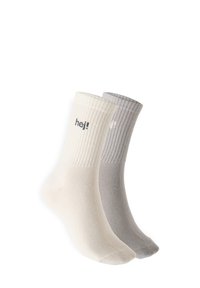 Zwei Paar Kniestrümpfe in Off-White und Hellgrau. Jeder Strumpf hat eine gerippte Textur und zeigt das Wort "hej!" in kontrastierenden Farben.