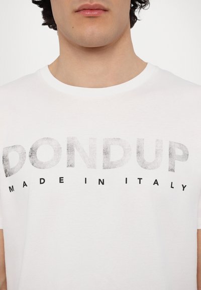 T-shirt en coton blanc avec "DON DUP" en grande impression grise et "MADE IN ITALY" en texte noir plus petit. Encolure ronde, manches courtes.