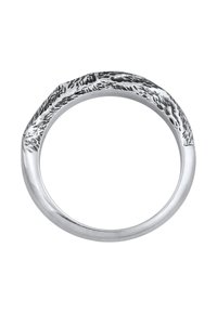 Anello in argento con superficie texturizzata caratterizzata da un motivo naturale, fascia arrotondata e parte interna lucidata per il comfort.