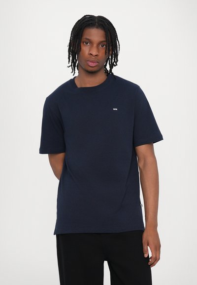 Mørkeblå kortærmet t-shirt lavet af bomuld, med rund halsudskæring, afslappet pasform og et lille logo på brystet. Glat tekstur.