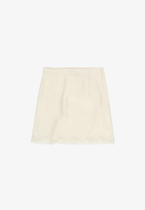 Minifalda color crema con un delicado borde de encaje festoneado en el dobladillo, textura suave y corte recto.