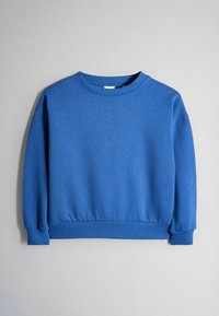 Blauwe crewneck sweatshirt met lange mouwen, geribbelde manchetten en zoom, weergegeven tegen een effen lichtgrijze achtergrond.