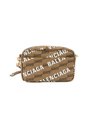 Rektangulær brun Balenciaga crossbody taske med hvid logo tekst og sort kædemønster, guldlås og justerbar rem.