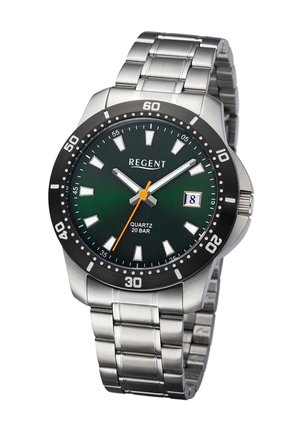 Montre à quartz avec un bracelet en acier inoxydable, cadran vert, index horaires blancs, aiguilles argentées, aiguille des secondes orange et affichage de la date à 3 heures.