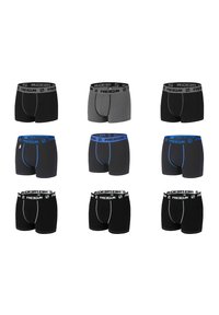 Neuf paires de slips présentées en trois rangées. Les couleurs incluent noir, gris et noir avec des accents bleus. Les ceintures élastiques comportent un logo.