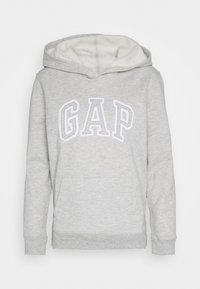 Sudadera gris hecha de un tejido suave, con un bolsillo tipo canguro en la parte frontal y un gran logotipo bordado de "GAP" en blanco en el pecho.