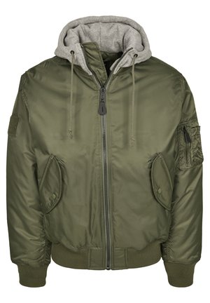 Chaqueta bomber verde oliva con forro de sudadera gris, cierre de cremallera, puños y dobladillo acanalados, y múltiples bolsillos frontales.