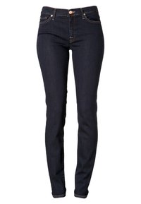 Jeans ajustados en denim azul oscuro, con cremallera y botón, cinco bolsillos y detalles de costura sutil a lo largo de las costuras.