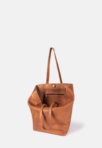 Braune Leder-Tote mit einem geräumigen Innenraum, zwei robusten Griffen und einer Reißverschlusstasche im Inneren. Glatte Textur, minimalistisches Design.