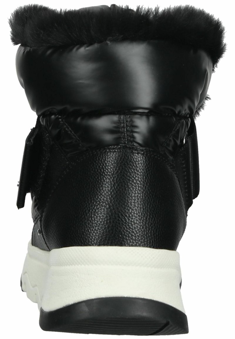 Schwarze Stiefel mit einem puffigen Nylon-Obermaterial, einem Kragen aus Kunstfell, einer strukturierten Lederferse und einer kontrastierenden weißen und schwarzen Gummisohle.