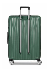 Maleta rígida verde con textura estriada, acabado suave, mango de metal extensible y cuatro ruedas para movilidad.