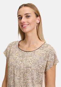 Cartoon 29267315 - Triko s potiskem - weiß braun