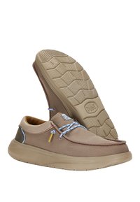 Scarpe in tessuto beige con superficie testurizzata, lacci blu e suola imbottita. Presentano un accento marrone sul tallone e macchie arancioni.
