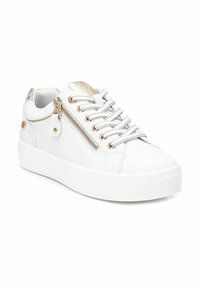 Zapatilla blanca con textura acolchada, detalles dorados y un cierre lateral con cremallera. Presenta cordones planos y una suela blanca gruesa.