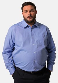 Lichtblauwe, langärmelig button-up shirt met een borstzak, gemaakt van een gladde stof. Beschikt over een klassieke kraag en knoopmanchetten.