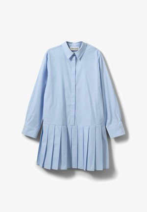 Svetlo modra srajca z nagubano krilo, dolgimi rokavi, z gumbi na ovratniku in manšetah. Narejena iz lahkega blaga.