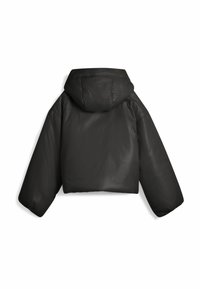 Zwarte gewatteerde hooded jas met een cropped ontwerp, met een gladde, glanzende textuur en brede mouwen. Geen zichtbare hardware of extra details.