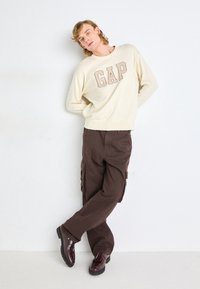 GAP LOGO INTARSIA CREW - Strickpullover - ivory frost