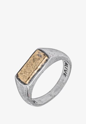 Anello in argento sterling con accento rettangolare in oro. Superficie testurizzata con sezione in oro lucido. Incisione "ALIVE" sulla fascia interna.