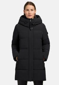 Sort puffjakke med høj krave, lynlås fortil og vandret quiltet design. Har to sidelommer og en mat overflade.