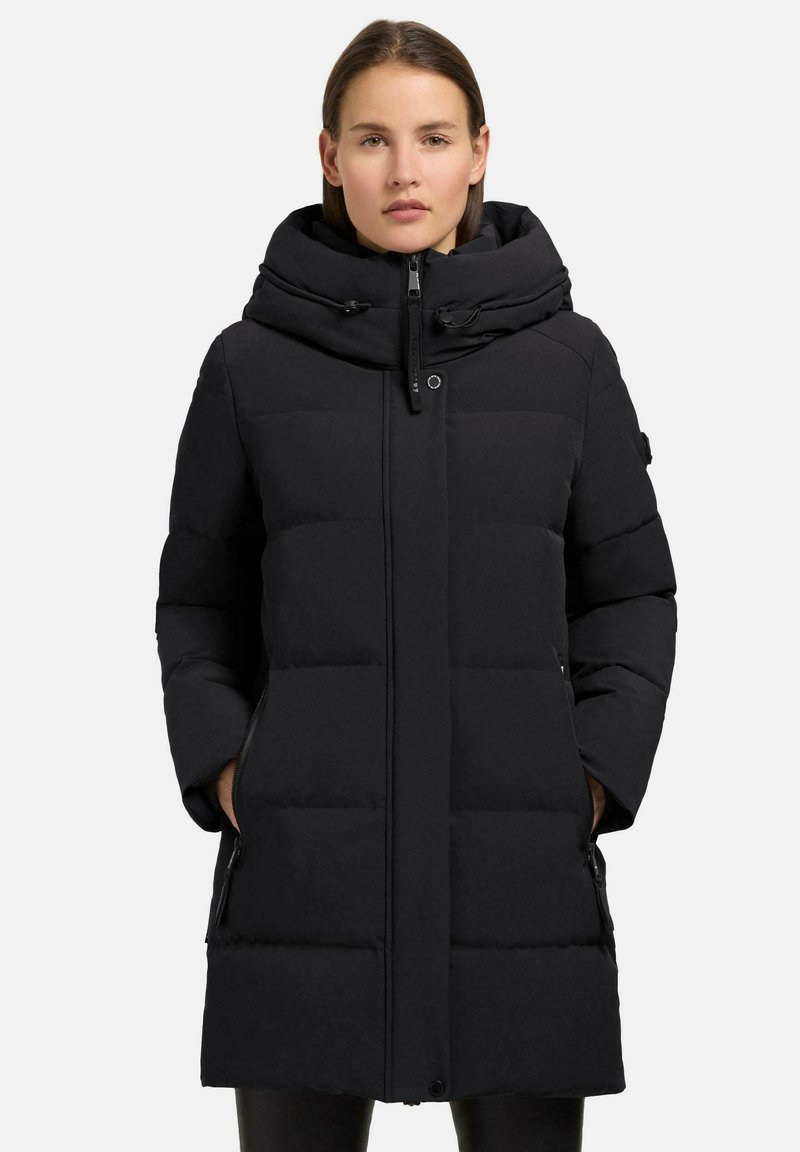 Sort puffjakke med høj krave, lynlås fortil og vandret quiltet design. Har to sidelommer og en mat overflade.