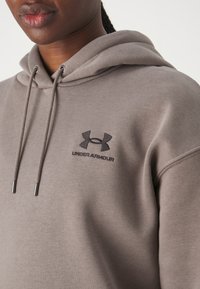 Under Armour ESSENTIAL HOODIE - Felpa con cappuccio - taupe dusk
