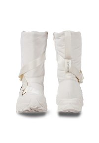 Bottes isolées blanches avec une finition lisse, dotées d'une fermeture éclair et de sangles réglables, complétées par une semelle texturée pour une meilleure adhérence.